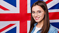 Frau vor englischer Flagge